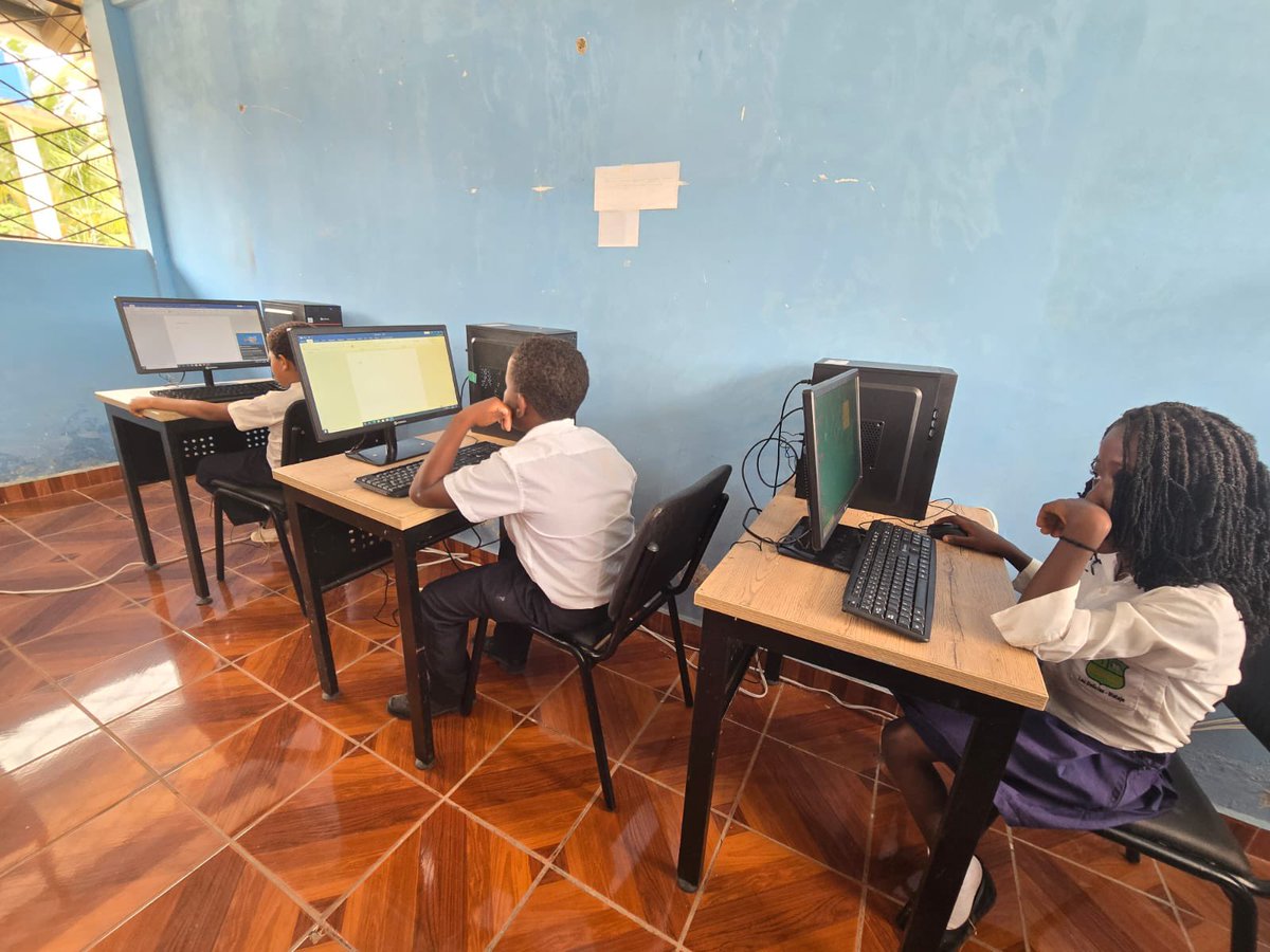 ArroyoGleen's tweet photo. Con esto, seguimos fortaleciendo la calidad educativa en la frontera norte de nuestro país.

🙌 Queremos agradecer a las Fuerzas Armadas, Tenienta Política, Vicepresidenta del GAD Parroquial, maestra, dirigentes y padres de familia de la comunidad por su valioso apoyo. https://t.co/1dnPDkje33