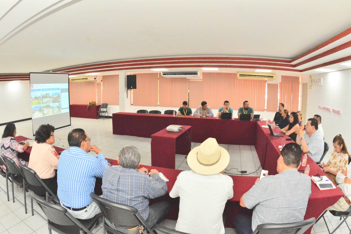 SETabasco's tweet photo. El titular de la SETAB, Luis Rodrigo Marín, sostuvo reunión de trabajo con integrantes de ENI México, quienes presentaron las iniciativas y los resultados obtenidos por las acciones en materia educativa que han emprendido, en la zona escolar 46, en el municipio de Cárdenas. https://t.co/paCbqd3bgF
