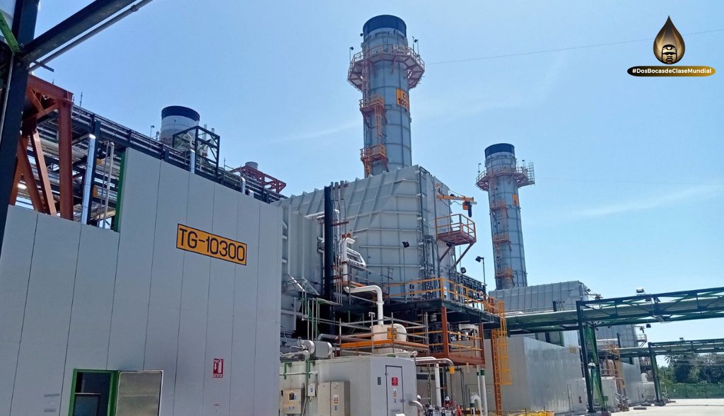 Aspecto de los tres turbo generadores de la Planta de Cogeneración de la refinería Olmeca la cual tiene como función generar electricidad y vapor. Avanzamos día a día con la producción de petrolíferos en esta magna obra.