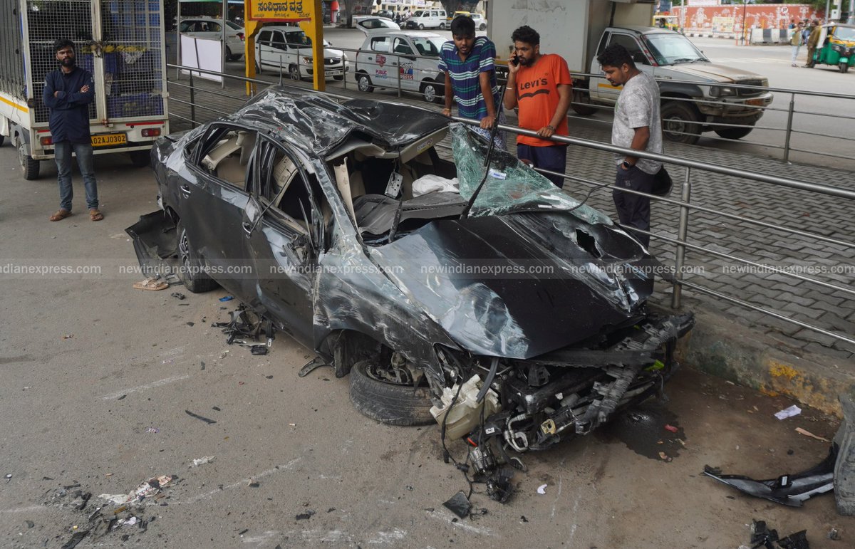 iallenegenuse's tweet image. #TriggerWarning :  Pictures of car that fell from #yeshwanthpur flyover, 1 killed 4 others were critically #injured in #Bengaluru 

@NewIndianXpress 
@XpressBengaluru