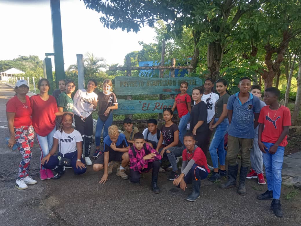 PrudencioFonse2's tweet photo. Hermosa mañana la que se vivió hoy en #Boyeros cuando se retoma la vinculación Estudio - Trabajo con el inicio  de la escuela al campo. @IzquierdoAlons1 @YanetHzP  
@HectorMichel85  @DirectEducaH #LaHabanaDeTodos #JuntosPodemosMas https://t.co/vtNJezaJO8