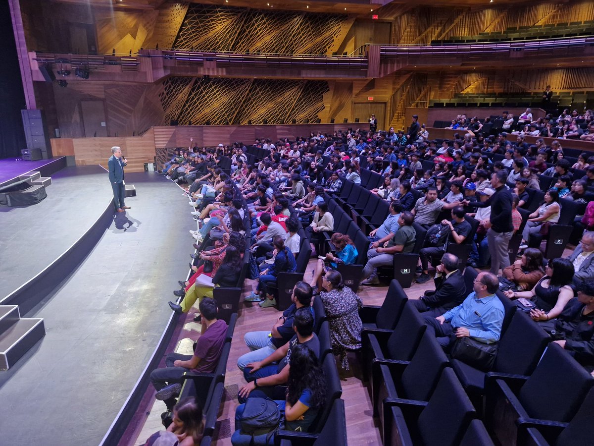 innova_forum's tweet photo. Cerramos actividades del día 1 de #InnovaForum con la charla de Dale Johnson de la @ASU con jóvenes del @sems_udg y de distintos centros de la @udg_oficial https://t.co/gsVpaL6yxx