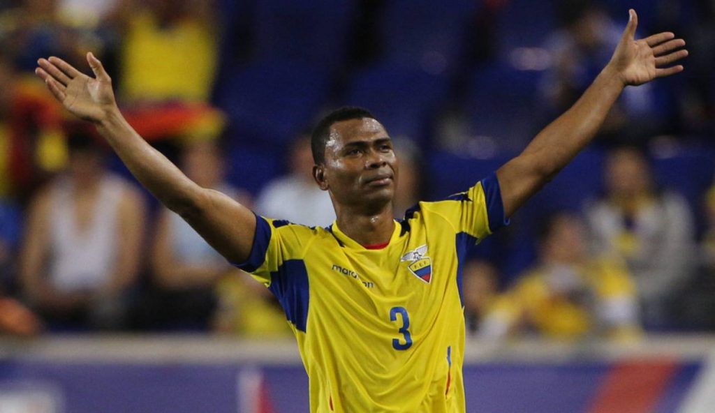 Hay que hablar de DANIEL PATIÑO.

Un señor jugador le enseña al hpta de Flor como ser central, se mata en cada jugada, es guapo y nunca se despeina.

Es el ban ban blanco 🇪🇨😎 Renovación YAAAAA SEÑORES <a href="/elnacionalec/">Club Deportivo El Nacional</a>