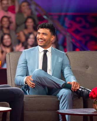 ShesAllBach's tweet photo. JONATHON. RUN ON STAGE AND GET YOUR WOMAN. #TheBachelorette https://t.co/ZYJMrEosoO