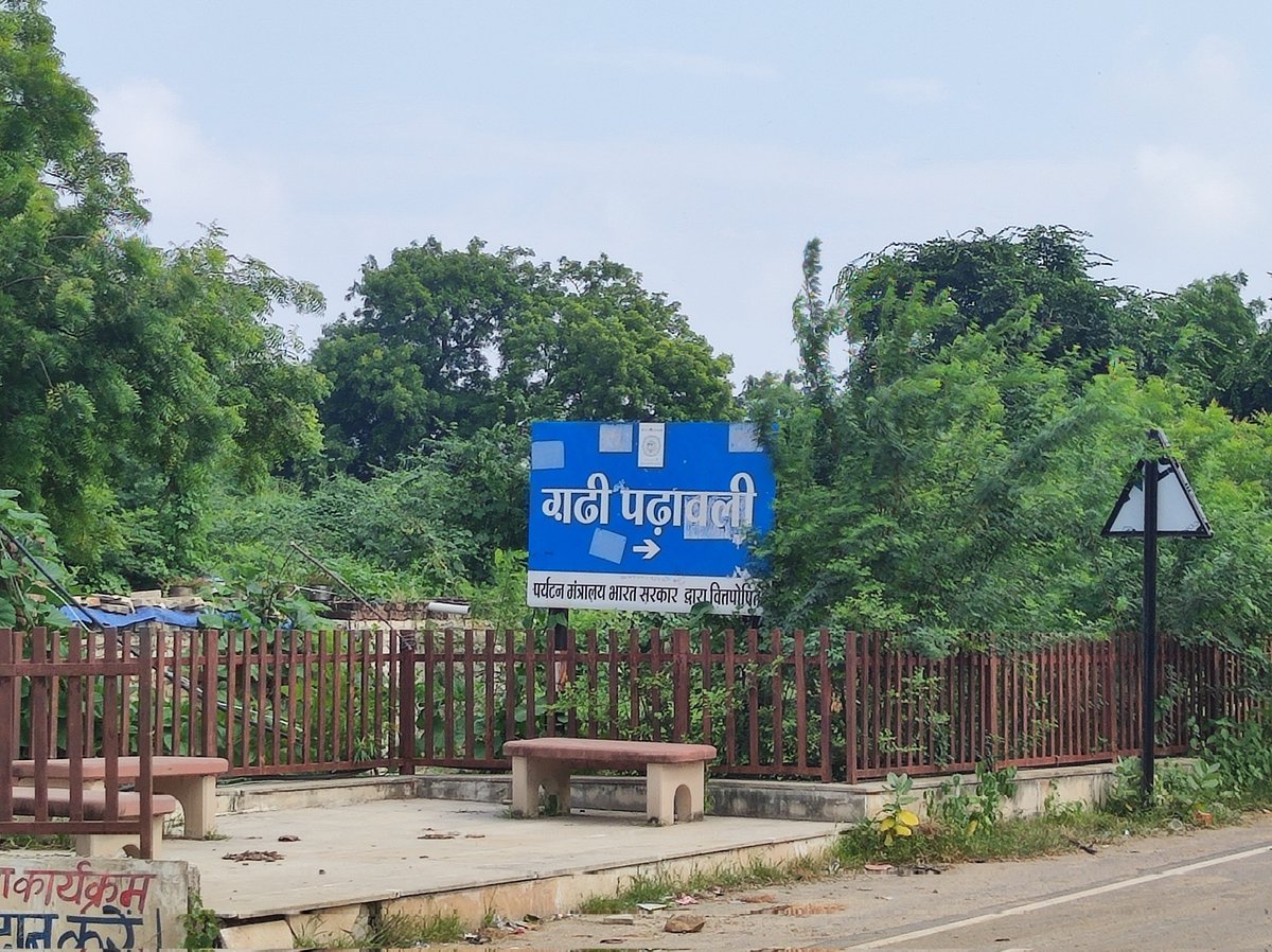 nirupamakotru's tweet photo. If #Mitawali has old Parliament prototype #temple, neighboring #Padawali has a unique fort created using temple remnants.Temple has amazing 5layers of sandstone carvings on ceiling depicting scenes from #ramayana,#krishnaleela Mitawali,Padawali&amp;Bateshwar are 40-45kms from Gwalior https://t.co/jEHBsBBAwv