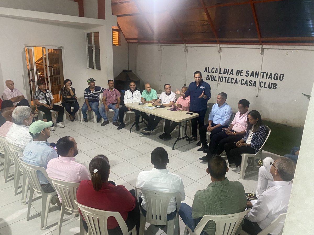Reunido esta noche con la dirección política de la circunscripción tres del ⁦<a href="/PLDenlinea/">PLD</a>⁩ Santiago. Coordinando trabajos del X Congreso partidario. Fortalecer al partido para defender al pueblo !!! A trabajar !!!