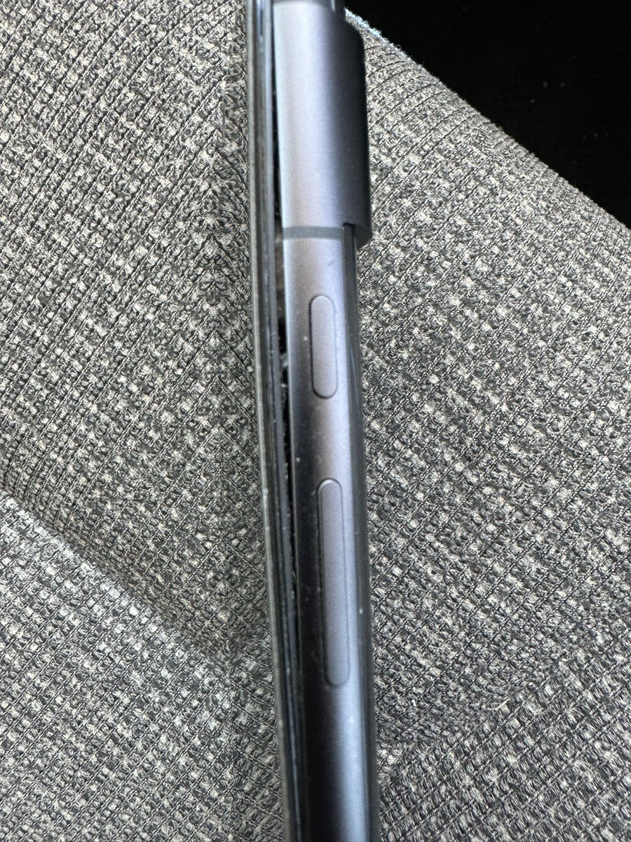 kanade250's tweet photo. 機種変して半年で電池パック膨張したので修理依頼。
無償で修理出来ますとの事でしたがpixel8は代替え機がありませんので機種変するか、そのまま預けるかとの事。
無償修理の場合は携帯手元になくなるので連絡つかなくなる。
なんかおかしくない？無償修理じゃないやん。 https://t.co/kyYqur08Ez