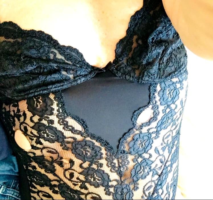İlgilenir misin? eşiim 37 ben 42 yaşlarında. benimle ve karımla vakit geçirmek istiyen bana cevp atsın. İkimiz yalnızca tek ve 30 yaş üstü beylerle diyalog kuruyoruz. Önceden deneyimli olan birileri var ise takkip edip t