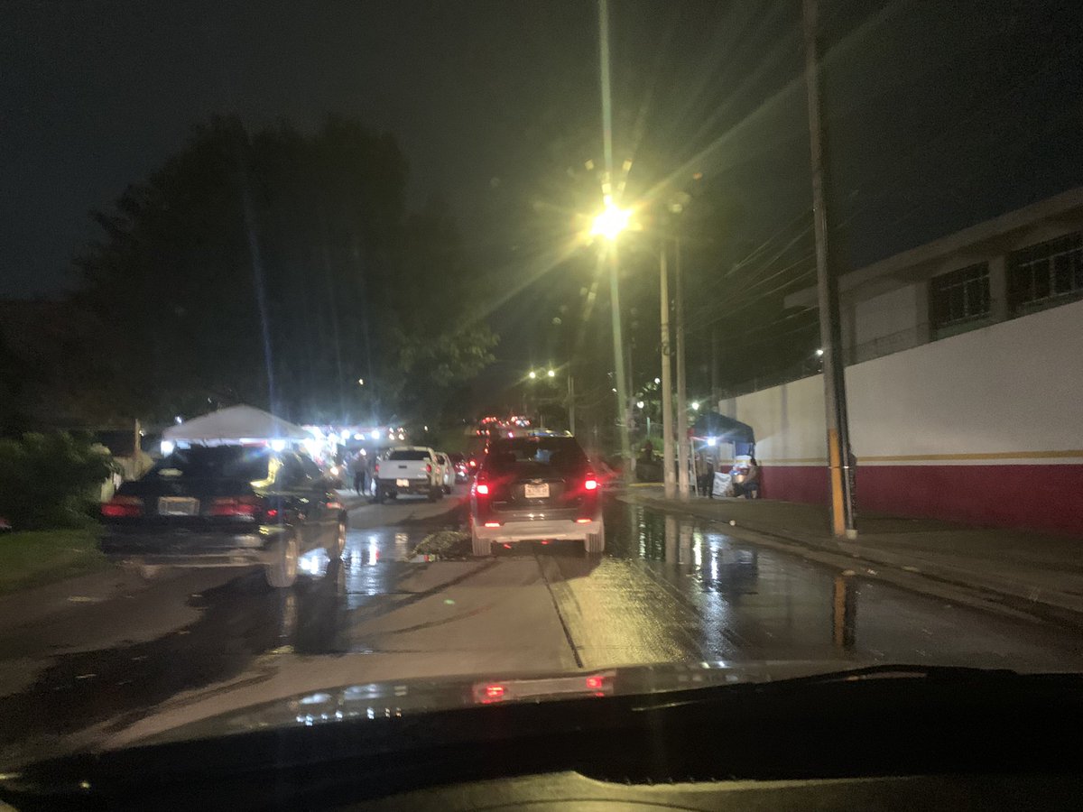 MichaValderrama's tweet photo. @JaliscoVial @movilidadGDL @vialidadgdl cada noche es lo mismo con estos autos estacionados en el tercer carril, uno de los vehículos es del dueño del puesto de elotes y los demás ps de seguro clientes. Esto es en la Av Reyes Heroles y C. José Miguel Macias en la col polanquito https://t.co/3b6PR9JK84