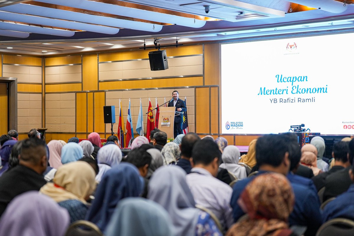 EkonomiMalaysia's tweet photo. Majlis Perhimpunan Bulanan YB Menteri Ekonomi bersama Warga Kementerian dan peluncuran Value Management Queue Lab (VMQLAB) telah berlangsung pada 3 September 2024 di Dewan Seri Melati, Perbadanan Putrajaya, Putrajaya.

Majlis dimulakan dengan ucapan daripada YBhg. Dato’ Nor Azmie Diron, Ketua Setiausaha Kementerian Ekonomi.

Kemudian diteruskan dengan ucapan daripada YB Rafizi Ramli, Menteri Ekonomi serta peluncuran Value Management Queue Lab (VMQLAB).

Sistem VMQLAB merupakan usaha bagi membudayakan inovasi dan mentransformasi Kementerian ke arah operasi digital selaras dengan Kerangka Strategik MADANI. 

Turut hadir, YB Dato Hajjah Hanifah Hajar Taib, Timbalan Menteri Ekonomi, YBhg. Datuk Dr. Zunika Mohamed, Timbalan Ketua Setiausaha (Dasar) Kementerian Ekonomi, YBhg. Dr. Datuk Yatimah Binti Sarjiman, Timbalan Ketua Setiausaha (Sektoral) Kementerian Ekonomi, YBhg. Dato' Luqman Bin Ahmad, Timbalan Ketua Setiausaha (Makro) serta pegawai-pegawai tertinggi Kementerian Ekonomi.

#KementerianEkonomi
#MalaysiaMADANI
#taatsetia