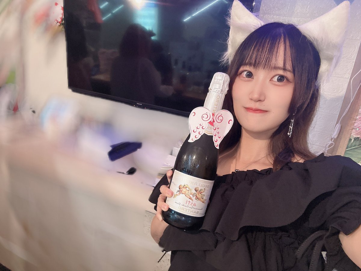imoimobeam5's tweet photo. けんぴが幸せを届けます🍾✨
このシャンパン本当に美味しすぎた🍾
次回ゲスト出勤9/28(土)会いに来てくれると嬉しいです💗
#新橋 #ちょこすぽ #cafeandbar #ゲスト出勤 https://t.co/9NnzpFEzqd