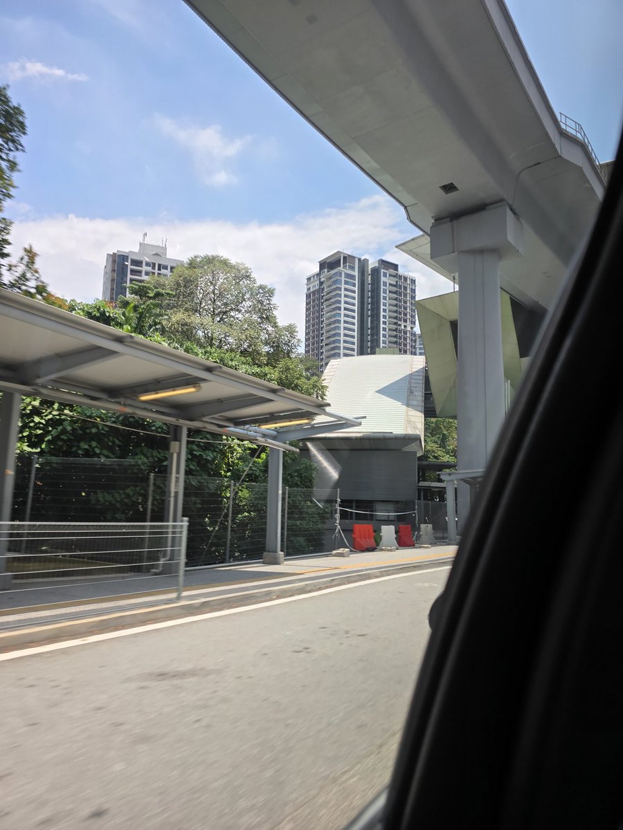 CheeChengChun's tweet photo. @MRTMalaysia you should have all lights switched off at the height of the day. It's a waste of electricity. Pusat Bandar Damansara MRT. https://t.co/CSokUciK2O