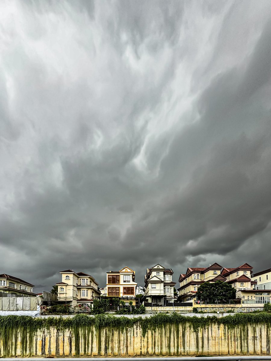 javanng's tweet photo. Storm clouds rolling in and bringing a touch of drama to Holland Green Linear Park this morning.
#stormclouds #hollandgreenlinearpark #nparkbuzz #singapore #stormchaser #tv_pointofview #dramaticsky #shotoniphone #shotoniphone15promax https://t.co/aimRrS1rsh