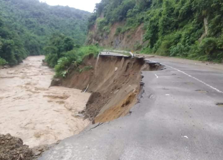 ba8bb8a0a80d48f's tweet photo. What could be worse than this?
Avoid travelling Chumukedima-Pherima-Piphema-Kohima route. 
Our only option is to travel the Zhadima-Niuland Route. 
#NH29 https://t.co/07EoxVeHdL