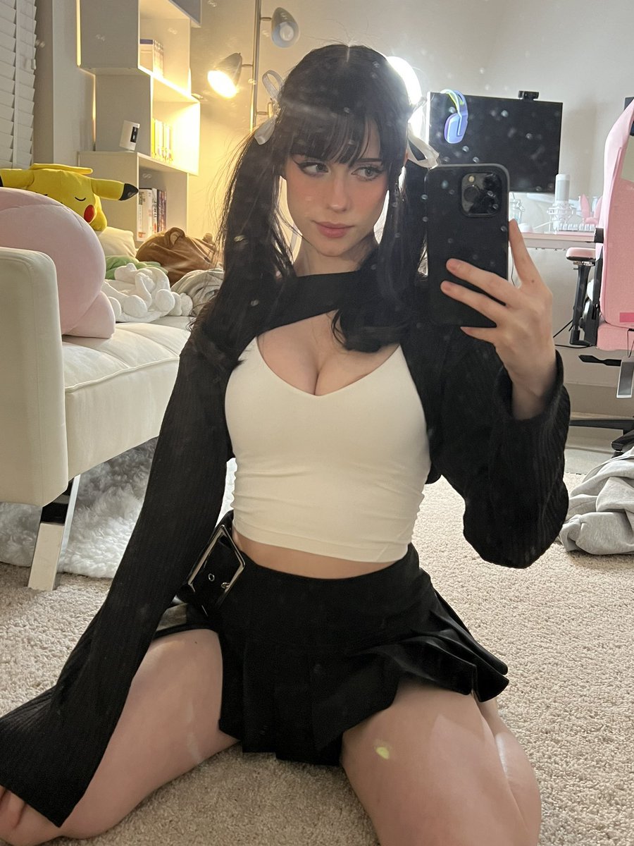 Who want his cock lock 🔐 by me 😈

#findom #mistress #goddess #femdom #chastity #footfetish #abdl #slaves #subs