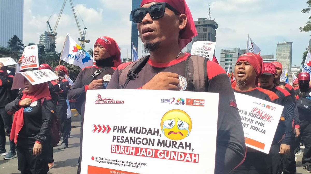 sobatobon's tweet photo. PHK Massal dan Pengkhianatan UU Cipta Kerja terhadap Pekerja https://t.co/l4dBzrvl0r https://t.co/O9MD3VdCrv