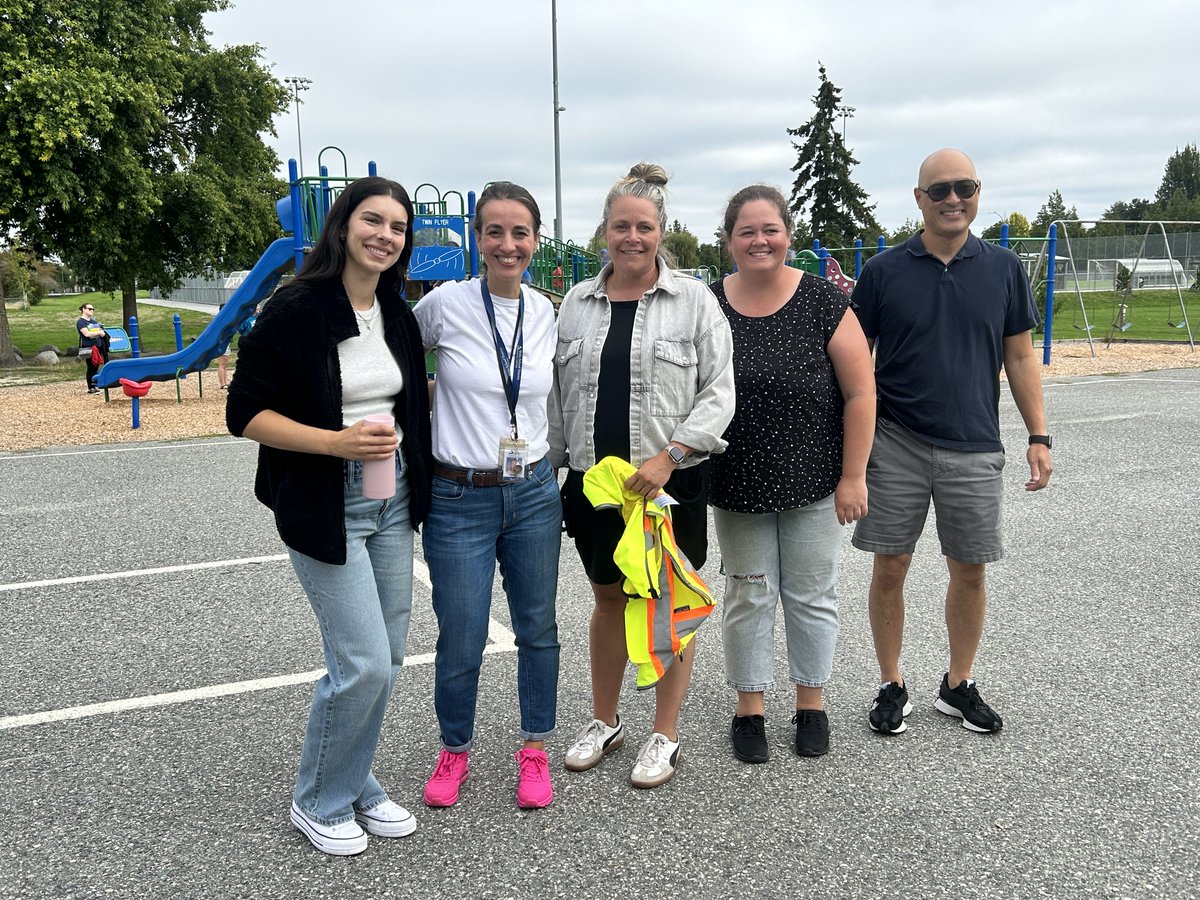 Holly School (@hollyschool) on Twitter photo #Kindergartens #Kindergartenfamilies #GradeSevens #GradeOneHelperCrew💛🐝 <a href="/deltasd37/">DeltaSchoolDistrict</a> #Kindergartens #Kindergartenfamilies #GradeSevens #GradeOneHelperCrew💛🐝 <a href="/deltasd37/">DeltaSchoolDistrict</a>