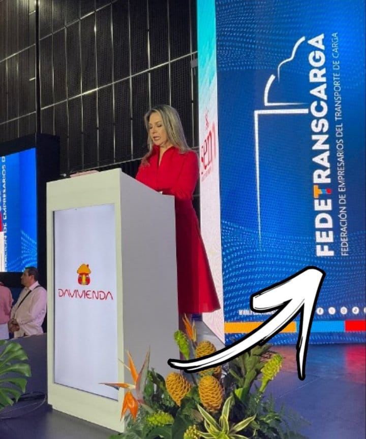 Fedetranscarga está promoviendo un paro mientras amenaza al gobierno de Petro. Su presidente es un amigo de Duque, Uribe y Cabal, y financia eventos donde Vicky va a decir sus bobadas. Esto no es por los camioneros porque si fuera así, Fedetrasncarga estuviera garantizándoles sus