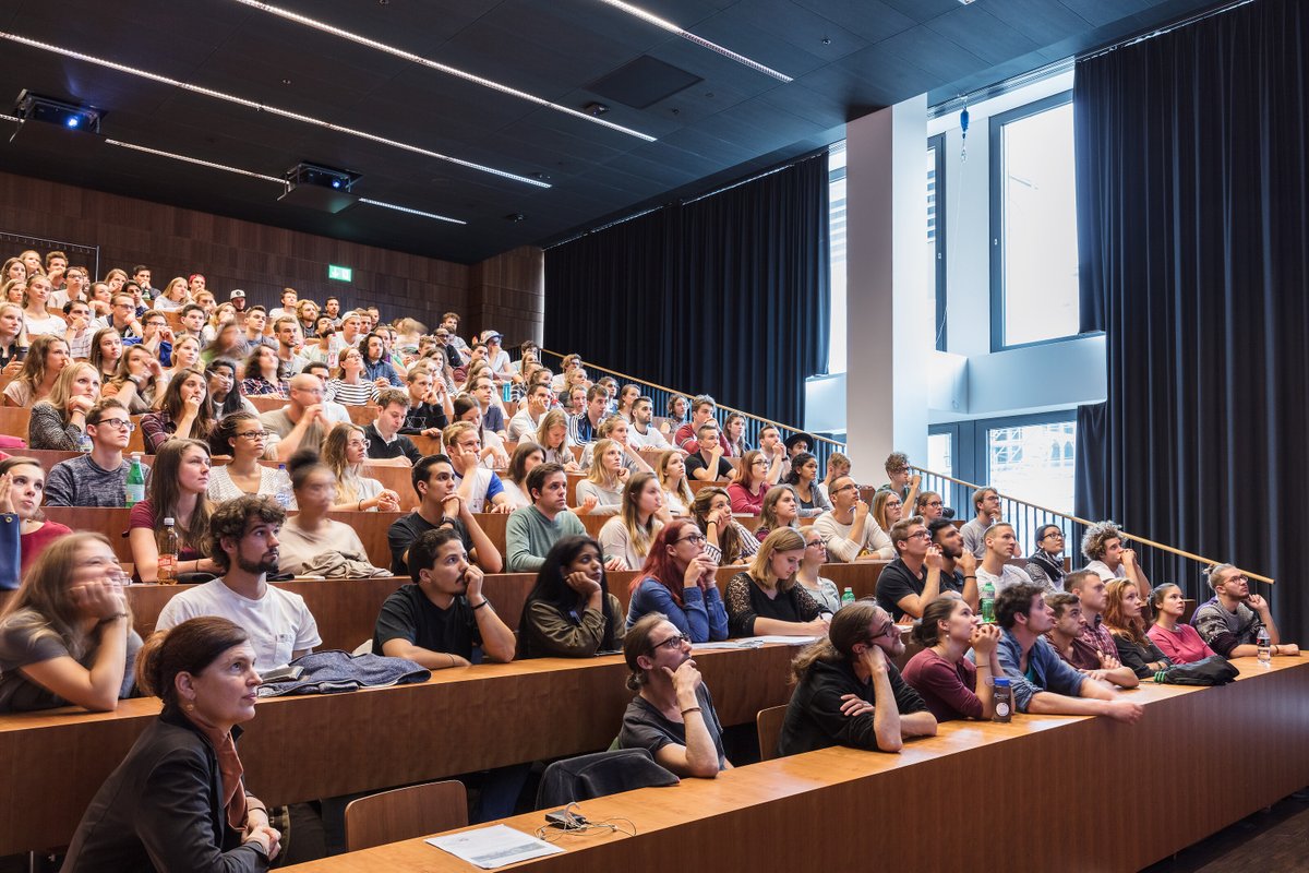 Mit welchen sprachlichen Mitteln adressiert die Hochschule neue Studierende? Ein Beitrag im #PHZH_Repositorium rekonstruiert anhand einer Metapher während einer Einführungsveranstaltung die institutionellen Erwartungen und deren Wirkung. tiny.phzh.ch/sprachliche-mi…