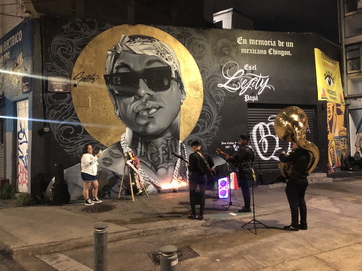 ELPAJANAVARRO's tweet photo. Hoy se cumple un año del asesinato del rapero #LeftySM, y para recordarlo, le han llevando un norteño-banda al mural que está en Federalismo e Independencia, en el centro de Guadalajara. https://t.co/baczFORnRY