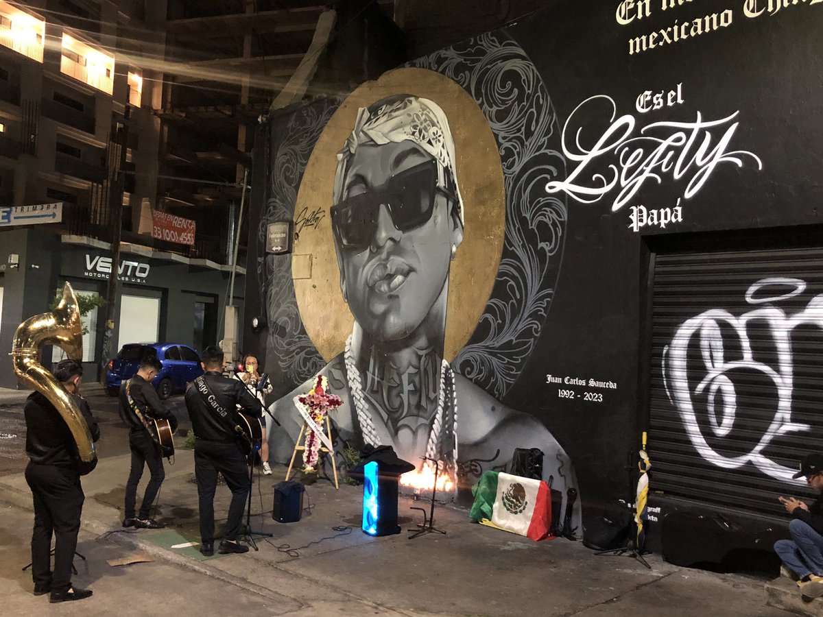 ELPAJANAVARRO's tweet photo. Hoy se cumple un año del asesinato del rapero #LeftySM, y para recordarlo, le han llevando un norteño-banda al mural que está en Federalismo e Independencia, en el centro de Guadalajara. https://t.co/baczFORnRY