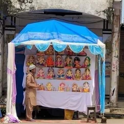 Ladu_Gurjar1's tweet photo. @OfficialTeamPs @RSSorg संख्या में कम हो तो भगवान की प्रतिमा बेचते हैं और संख्या में अधिक हुए तो प्रतिमा को मंदिर सहित तोड़ते हैं।
जाहिल कौम https://t.co/baWAAkUt8v