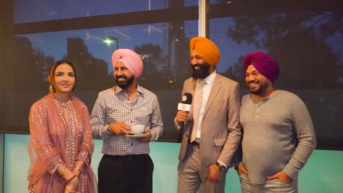 "ਅਰਦਾਸ ਸਰਬੱਤ ਦੇ ਭਲੇ ਦੀ" ਟੀਮ ਗਿੱਪੀ ਗਰੇਵਾਲ, ਗੁਰਪ੍ਰੀਤ ਘੁੱਗੀ, ਅਤੇ ਜੈਸਮੀਨ ਭਸੀਨ ਸਰੀ ਵਿੱਚ ਆਪਣੀ ਫਿਲਮ ਦੀ ਪ੍ਰਮੋਸ਼ਨ ਲਈ ਉਚੇਚੇ ਤੌਰ ਤੇ ਪਹੁੰਚੇ ਉਨਾਂ ਨਾਲ ਮੁਲਾਕਾਤ ਸਮੇਂ ਦੀਆਂ ਤਸਵੀਰਾਂ।  #gippygrewal #gurpreetghuggi #jasminbhasin #ardassarbatdebhaledi #Devinderbenipal