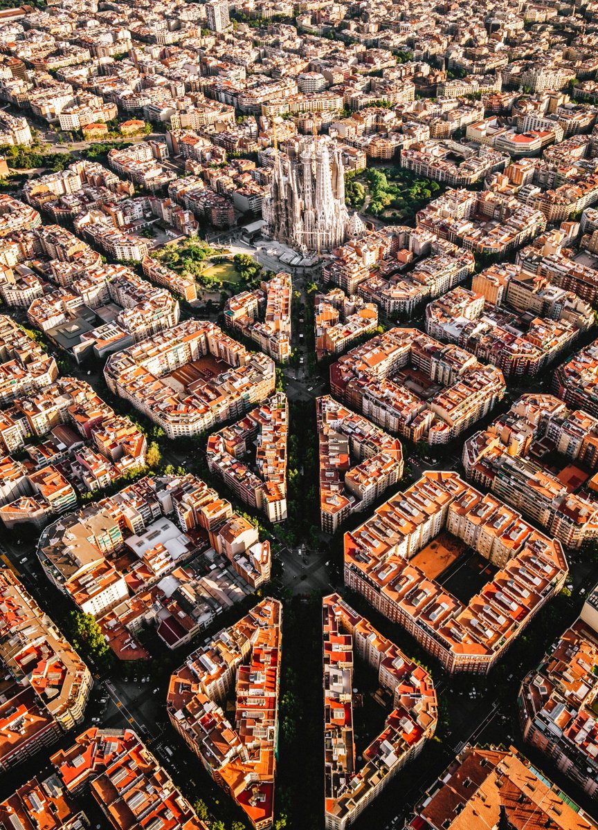 Barcelona isn’t just the most-visited city in Spain by foreigners —

But UNESCO’s World Capital of Architecture for 2026.

Here are the 20 most dazzling sites that earned it this title:

(a 🧵)