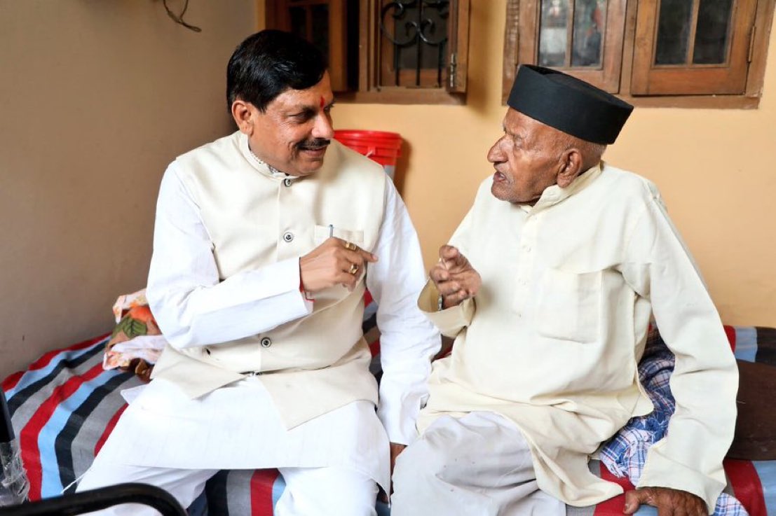 मध्य प्रदेश के मुख्यमंत्री <a href="/DrMohanYadav51/">Dr Mohan Yadav</a> जी के पूज्य पिताजी श्री पूनम चंद जी यादव निधन का समाचार अत्यंत दुःखद एवं पीड़ादायक हैं।

ईश्वर से प्रार्थना है कि दिवंगत पुण्यात्मा को अपने श्रीचरणों में स्थान दे एवं शोकाकुल परिजनों को दुःख की इस घड़ी में सम्बल प्रदान करें।
ॐ शांति:!