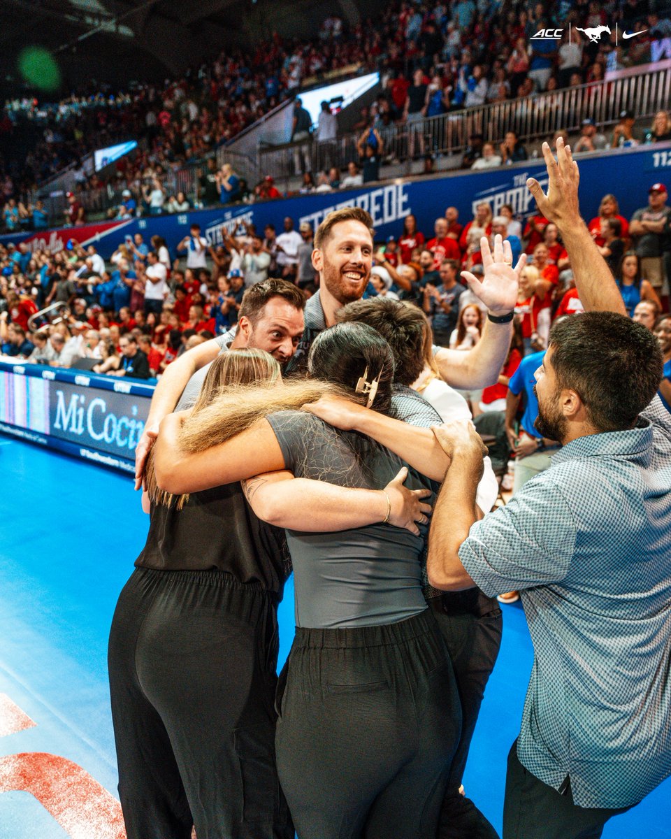 SMUVolleyball's tweet image. 𝐖𝐇𝐀𝐓 𝐀 𝐍𝐈𝐆𝐇𝐓 𝐅𝐎𝐑 𝐃𝐀𝐋𝐋𝐀𝐒&apos;𝐒 𝐓𝐄𝐀𝐌.

#PonyUpDallas | @SMU_TheStampede