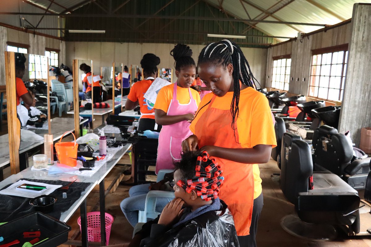 TheKabetePoly's tweet image. The art of hairdressing enables trainees possess a unique skill set that combines artistry with technical expertise to transform and refresh the appearance of their customers. Join us this September intake and be an expert in hairdressing.
 #SeptemberIntake2024 #september2024.