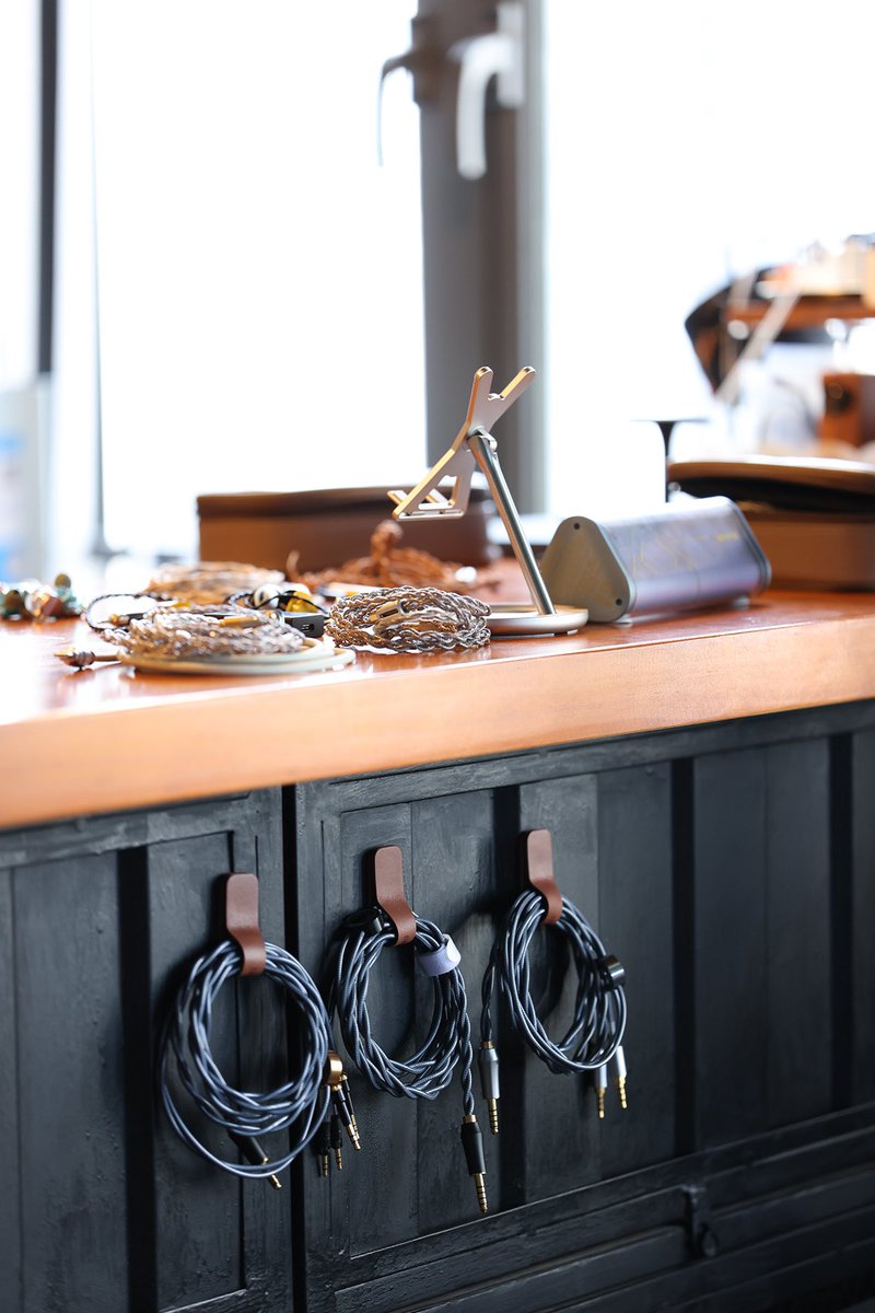 ddhifi_com's tweet photo. 【New Arrival】Introducing ddHiFi C10D Magnetic Cable Clip, Imported First Layer Cowhide with Oil Wax Surface Treatment
Just stick it on, stick it anywhere.
#ddHiFi #Audiophile #cableclip #cableorganizer #C10D https://t.co/bPeCyE8Ti6