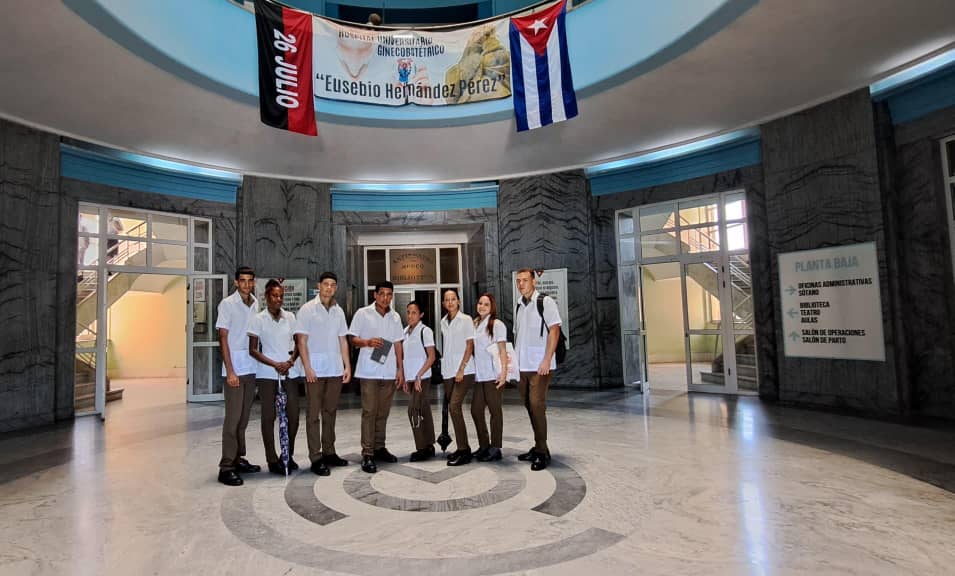 ‼️Cadetes de Medicina Militar en la primera línea de la salud‼️🏥🩺

Nuestros cadetes de Medicina Militar se han sumado al equipo de profesionales de la salud en hospitales civiles para recibir docencia práctica y contribuir con su vocación de servicio. 💪
#Cuba