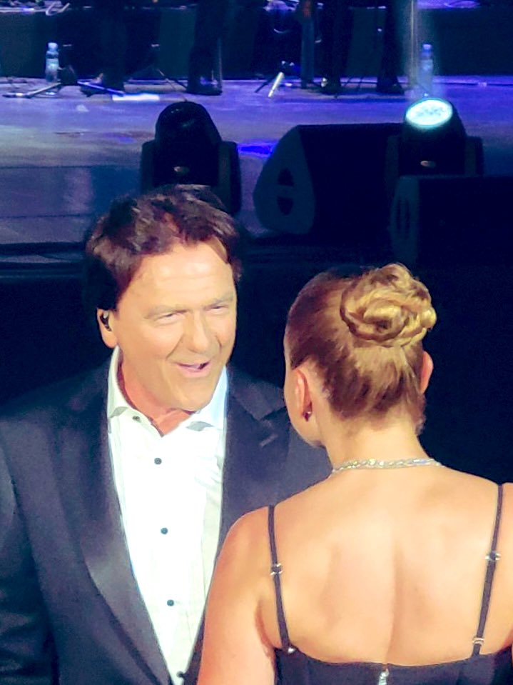 “Kako je bilo sinoć?” “Onako 😎😎😎”