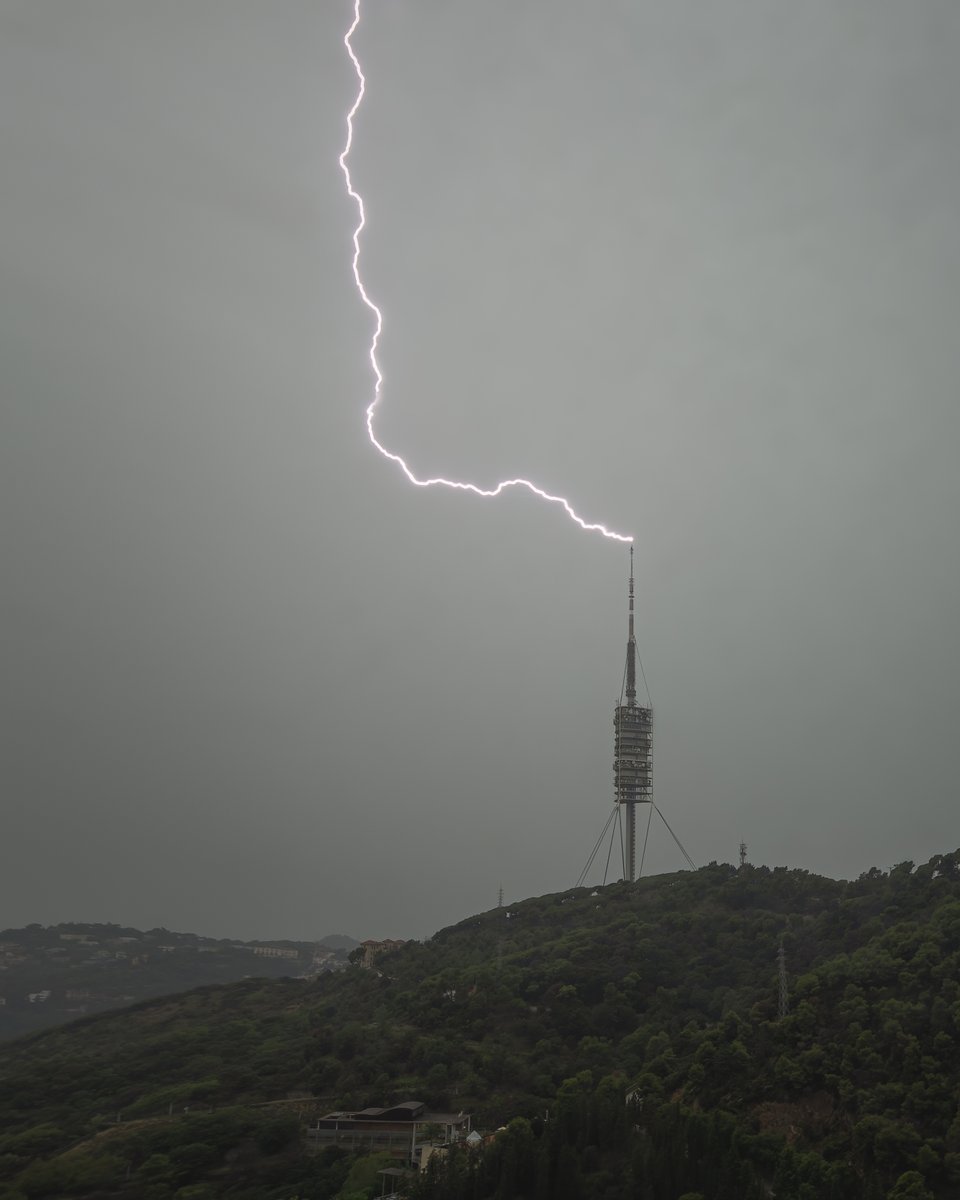 Alfons Puertas (@alfons_pc) on Twitter photo Uno de los múltiples rayos que esta mañana han impactado en #TorreCollserola #Tibidabo desde #obsFabra #RACAB <a href="/AEMET_Cat/">AEMET_Cataluña</a> <a href="/meteocat/">Meteocat</a> <a href="/eltempsTV3/">El temps</a> <a href="/btveltemps/">btv el temps</a> <a href="/tempsdemeteo/">Temps de Méteo</a> <a href="/ARAmeteo/">ARA Méteo</a> Uno de los múltiples rayos que esta mañana han impactado en #TorreCollserola #Tibidabo desde #obsFabra #RACAB <a href="/AEMET_Cat/">AEMET_Cataluña</a> <a href="/meteocat/">Meteocat</a> <a href="/eltempsTV3/">El temps</a> <a href="/btveltemps/">btv el temps</a> <a href="/tempsdemeteo/">Temps de Méteo</a> <a href="/ARAmeteo/">ARA Méteo</a>