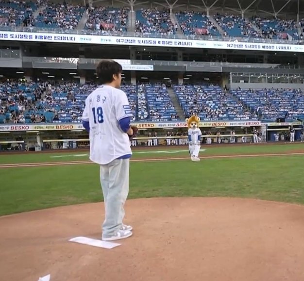 이 투샷 왜케 웃기냐