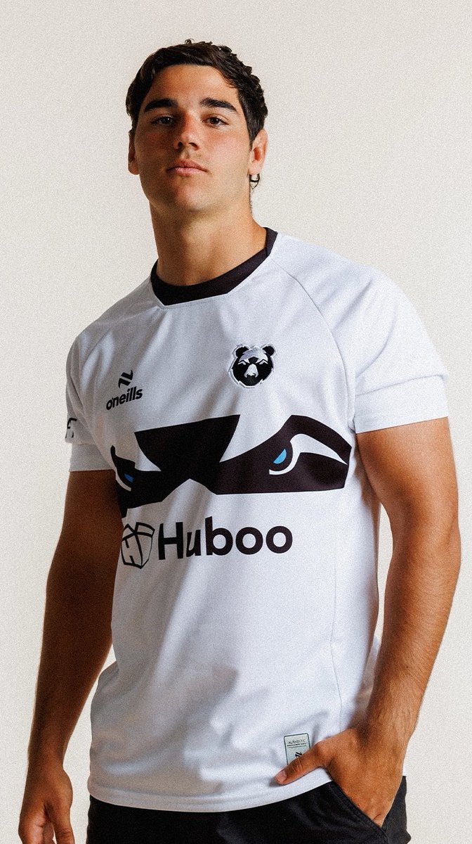 Is anyone else confused by the clear differences in these two shirts? Some pictures show a black trim and some don’t. Which one is it? 👀Surely player shirts won’t be that different to fan ones? Have to say I prefer the one Elizalde is wearing!