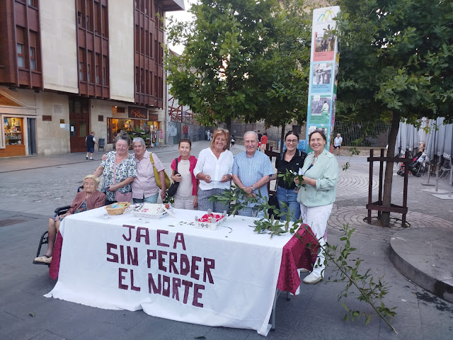 Terminamos las mesas informativas que hemos instalado en el mes de agosto agradeciendo la colaboración e interés de la población de Jaca y turistas que nos han acompañado. Gracias de nuevo  porque sin vuestra cooperación la defensa del valle del río Aragón no sería posible.
