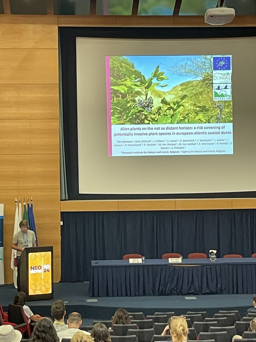 When IAS management looks at the horizon of coastal dunes #Neobiota2024 <a href="/AdriaensTim/">Tim Adriaens</a> @INBOVlaanderen
