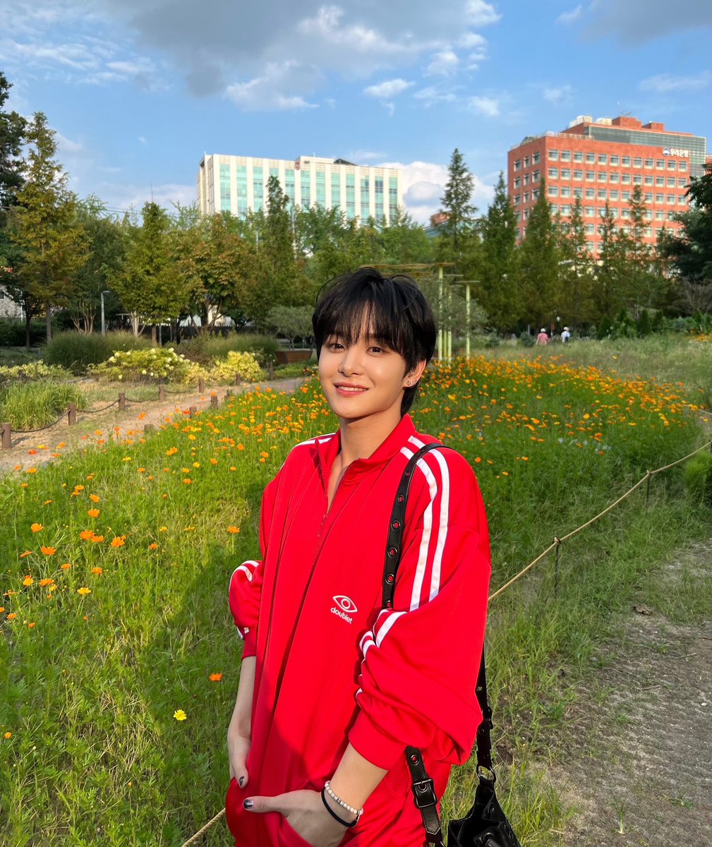 _hourlyjihoon's tweet photo. #JIHOON 📸🌸💐🌺🌿 https://t.co/w4NSUFg5PI