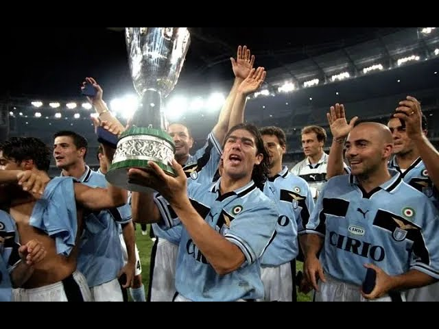RomanSerieA's tweet photo. Sebelumnya, Lazio berhasil lolos ke final UEFA Cup sebelum kalah 3-0 dari Inter Milan.

Gagal juara satu kali, langsung dibalas dengan juara lain. Kali ini di ajang Supercoppa Italia 1998, Eriksson membawa Lazio meraih piala setelah menang dramatis 2-1 atas Juventus. https://t.co/4xsuN9u4UJ