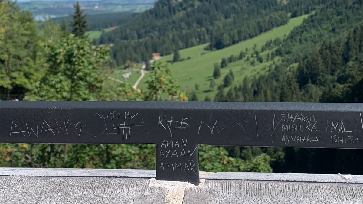 MainMasoom's tweet image. ऐसे लोगो को देश ही नहीं उनके घर से भी बाहर नहीं निकालना चाहिए !  
ऐसे लोग कही भी जाये, वो अपनी हरकतों से बाज नहीं आते ! 😡