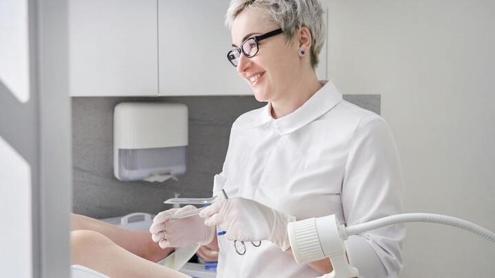 Entre 25 et 29 ans, les femmes sont encouragées à réaliser un premier frottis dans le cadre du dépistage organisé contre le cancer du col de l'utérus. Anna Roy en relate les différentes étapes dans Tout sur elles.

👉bit.ly/4g4WnEp