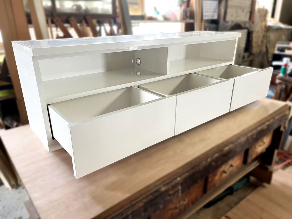 SugatsuneGlobal's tweet image. Check out this stylish TV stand featuring our Drawer Slide 2020. The sleek under-mount design keeps slides hidden, letting the stand’s clean lines shine.

global.sugatsune.com/global/en/arch…

#Sugatsune #DetailsMatter #DrawerSlide #TVStandUpgrade #HiddenSlides #InteriorDesign #hardware