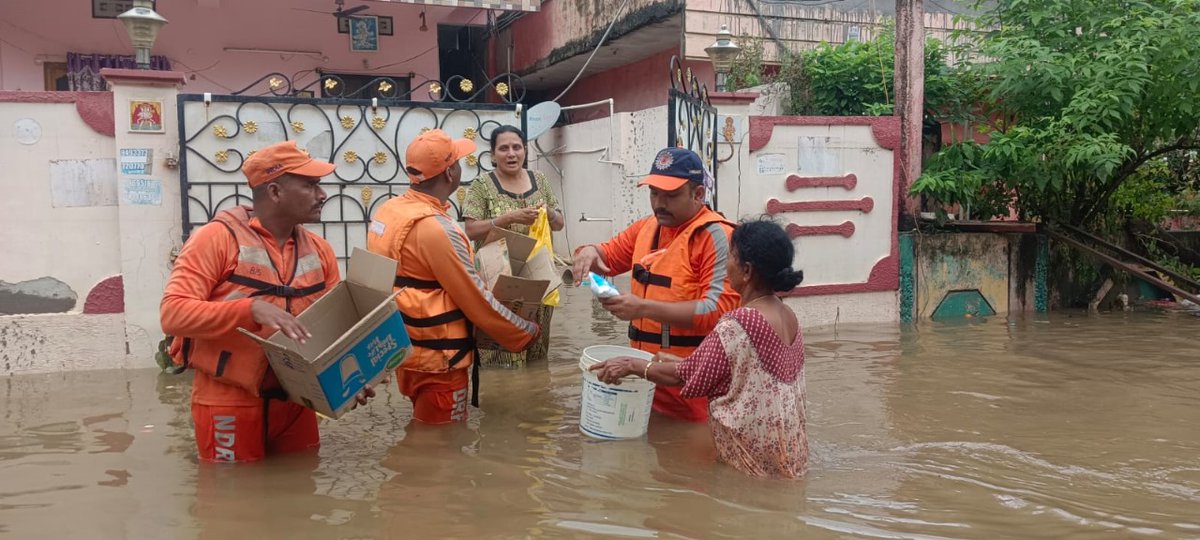 NDRFHQ's tweet image. 🔶Continuously engaged in rescue, relief and evacuation ops alongside local authorities, police, SDRF, fire services, and central agencies.

#Committed2Serve #NDRF4U

@HMOIndia
@PIBHomeAffairs
@PIB_India
@PIBHyderabad
@pibvijayawada
@ANI