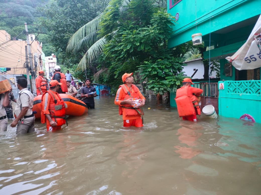 NDRFHQ's tweet image. 🔶Continuously engaged in rescue, relief and evacuation ops alongside local authorities, police, SDRF, fire services, and central agencies.

#Committed2Serve #NDRF4U

@HMOIndia
@PIBHomeAffairs
@PIB_India
@PIBHyderabad
@pibvijayawada
@ANI