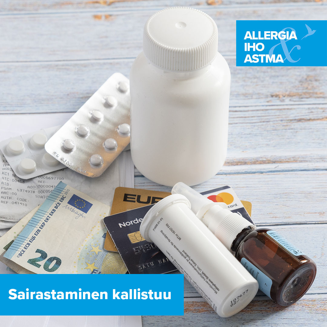 Hallituksen esittämät korotukset sote-maksuihin syventävät pitkäaikaissairaiden taloudellista ahdinkoa. Moni joutuu siirtämään menoaan terveydenhuoltoon tai jättämään lääkkeitä ostamatta. Lue👉 allergia.fi/uutiset/hallit…
#pitkäaikaissairaus #kustannukset #AllergiaIhoJaAstmaliitto