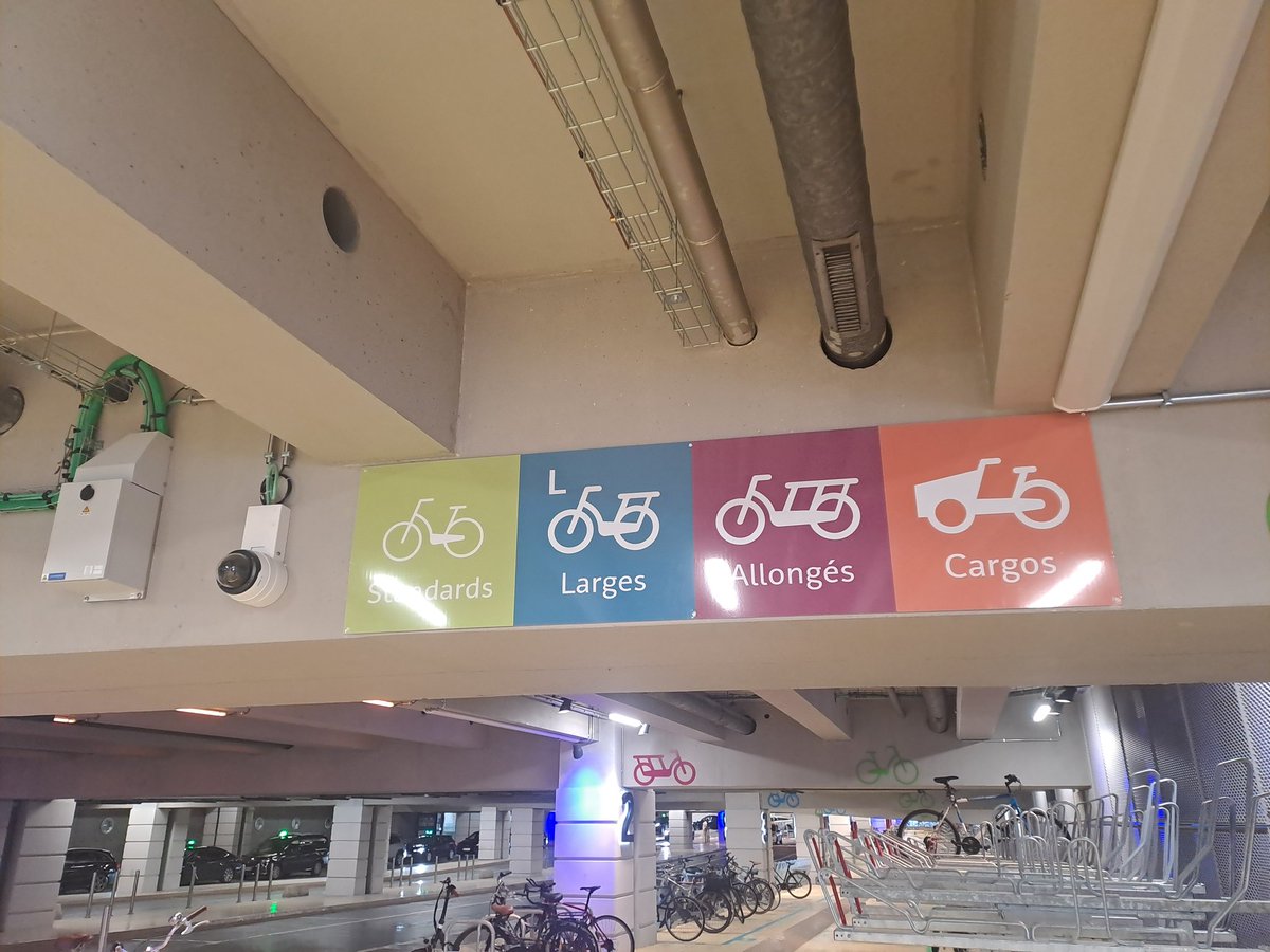 ControleurPM733's tweet photo. #GareMontparnasse #Hall2
Alors soit les gens n'ont pas pris le temps de comprendre les pictogrammes, soit ils s'en foutent du style #MoiDAbord et tant pis si des vélos concernés pourraient se retrouver sans place adéquate. https://t.co/KgJVq0uH1h