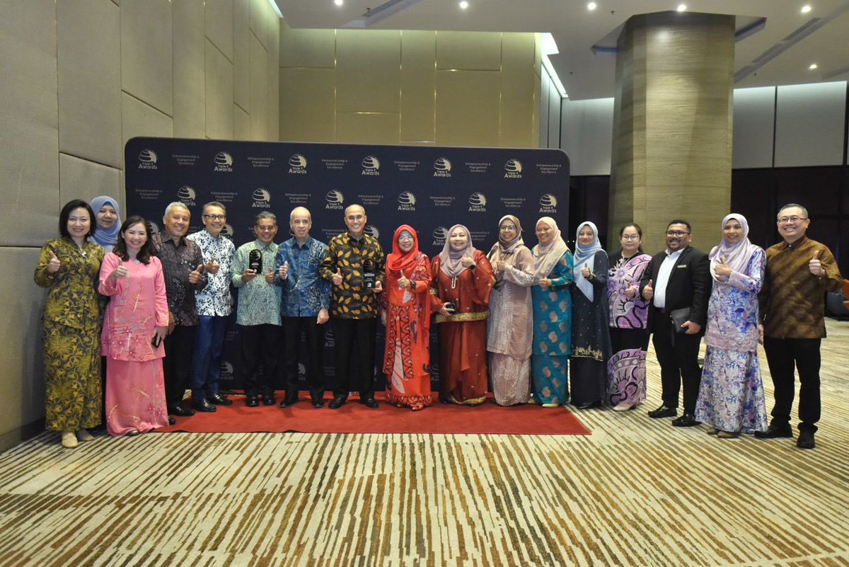 MohdShukriYajid's tweet photo. Delighted that @MSUmalaysia was awarded the "Engaged and Sustainable University of the Year" &amp; "Entrepreneurial Leader of the Year" awards at the Triple E Awards ceremony. Thanks @ACEEU_org for the recognition #ACEEU_award @tkliewe @nasha_shukor @ajg8888 @profalik101 @tkliewe https://t.co/hOKbEBO6DH