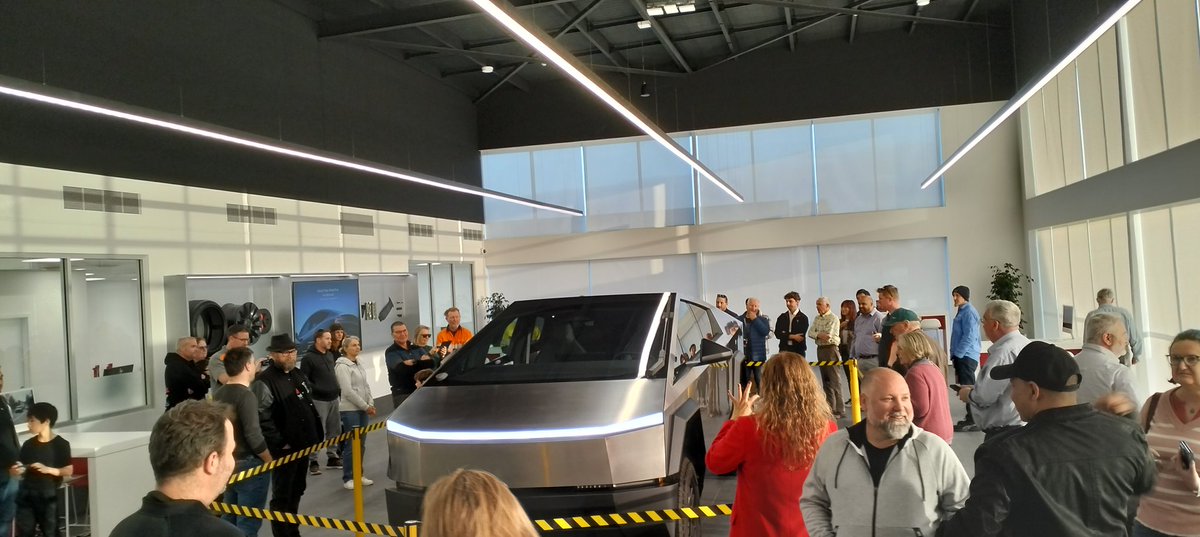 AlexDavis_sings's tweet photo. @Tesla @tesla_wa what a fantastic night and incredible innovation of technology on display. If your in Perth head along to the new O'Connor showroom. https://t.co/zyH7UfwBXz